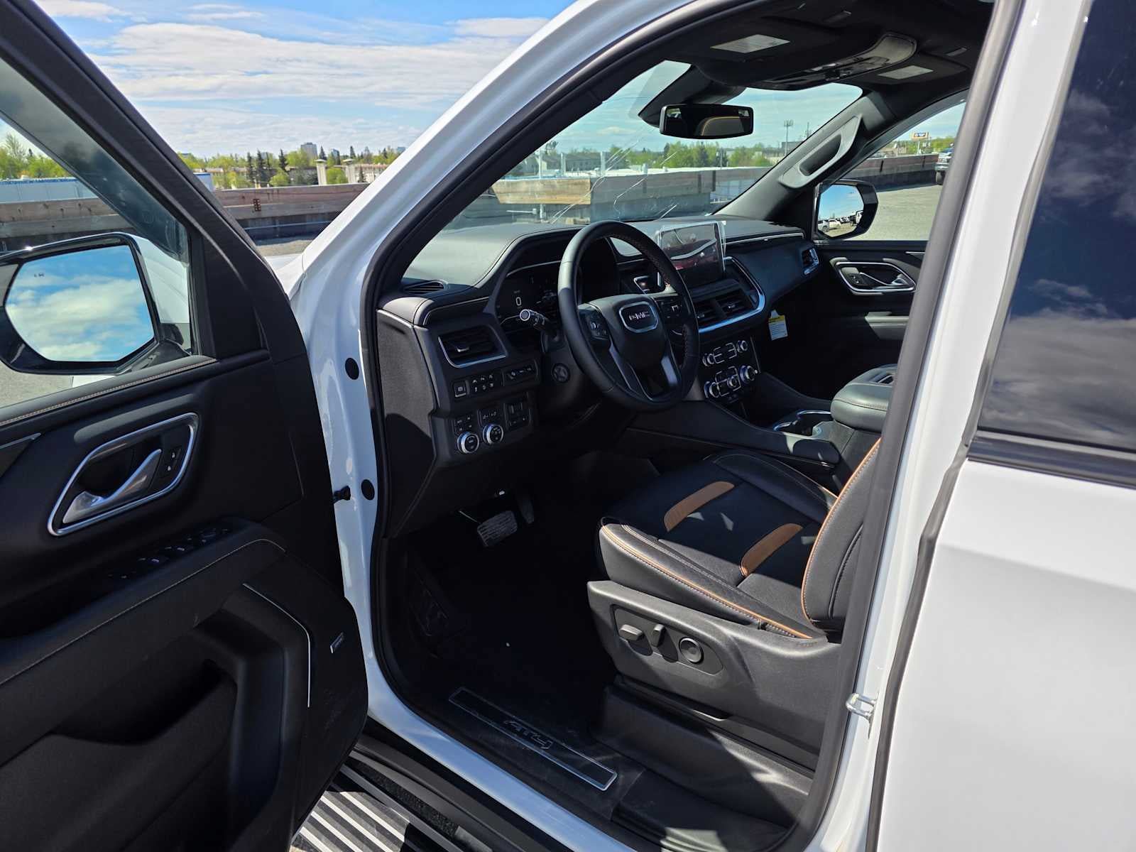 Used 2023 GMC Yukon AT4 w/ AT4 Premium Plus Package AWD/4WD image 19