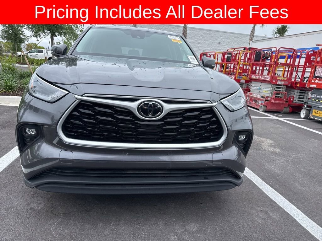 Used 2024 Toyota Highlander LE AWD/4WD image 2