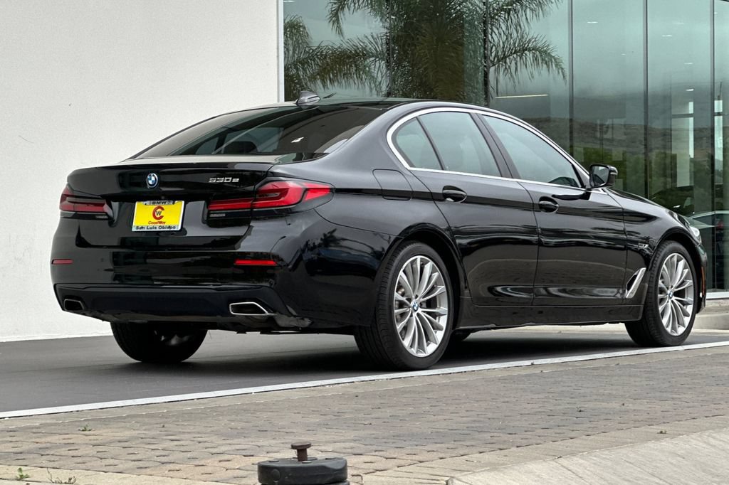 Used 2023 BMW 530e w/ Premium Package RWD image 3