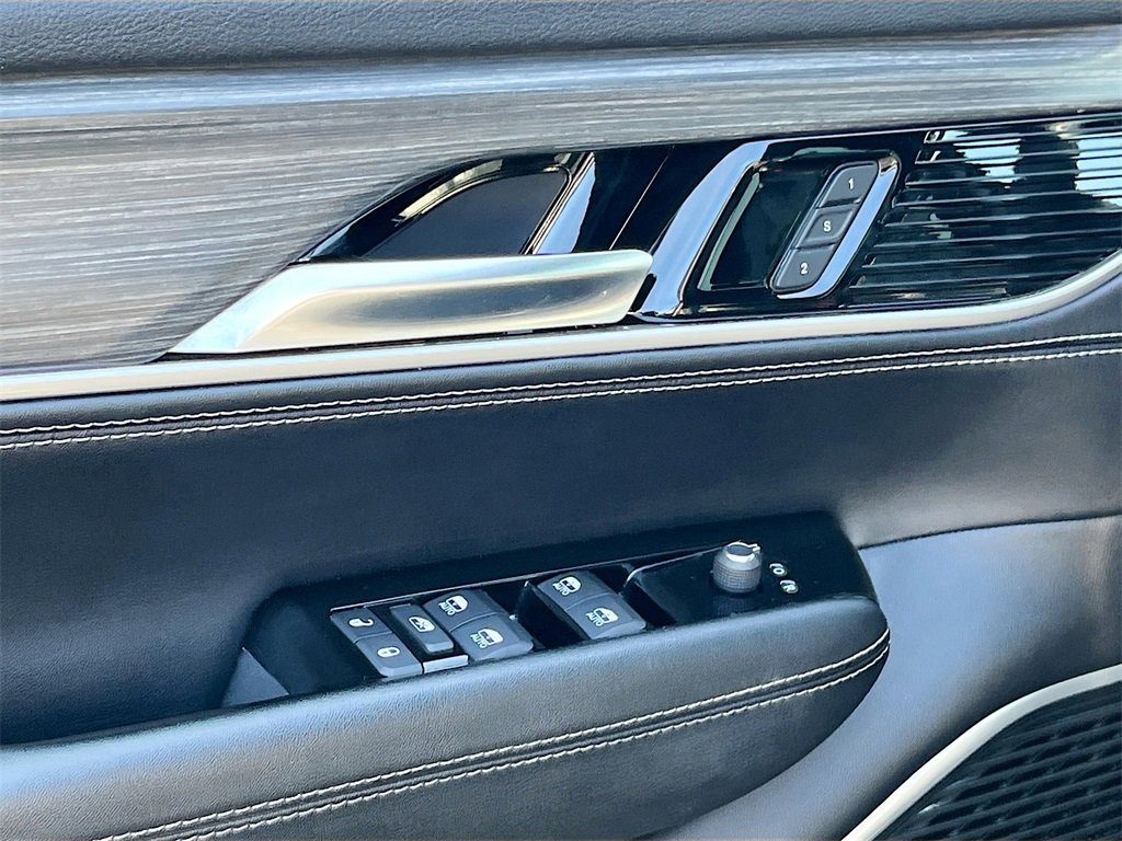 Used 2023 Jeep Wagoneer Series III w/ Preferred Equipment Group image 18