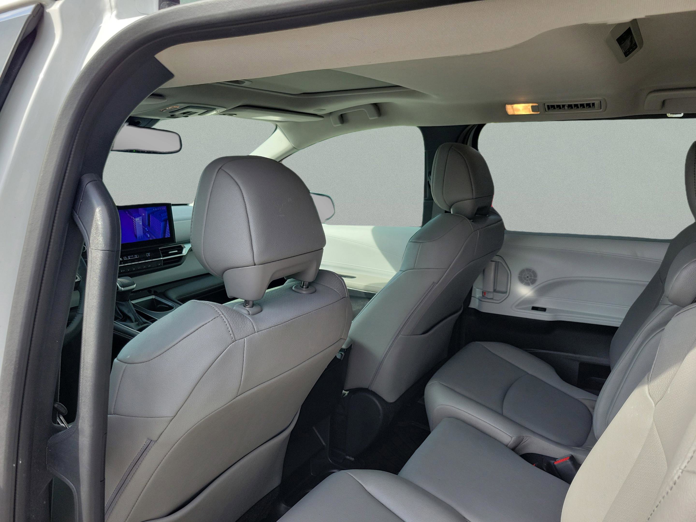Certified 2025 Toyota Sienna XLE FWD image 8