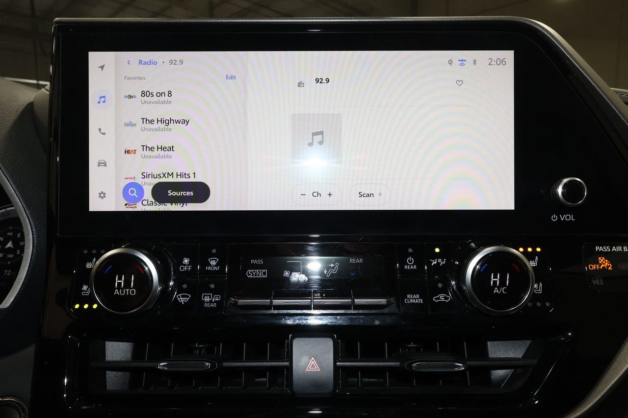 Used 2023 Toyota Highlander Limited image 12