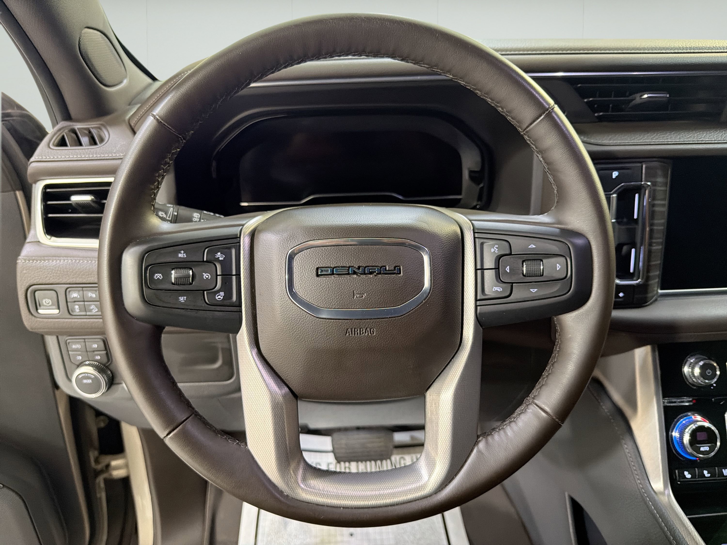 Used 2023 GMC Yukon XL Denali AWD/4WD image 13
