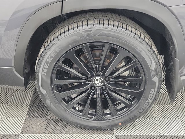 Used 2024 Toyota Highlander LE image 11