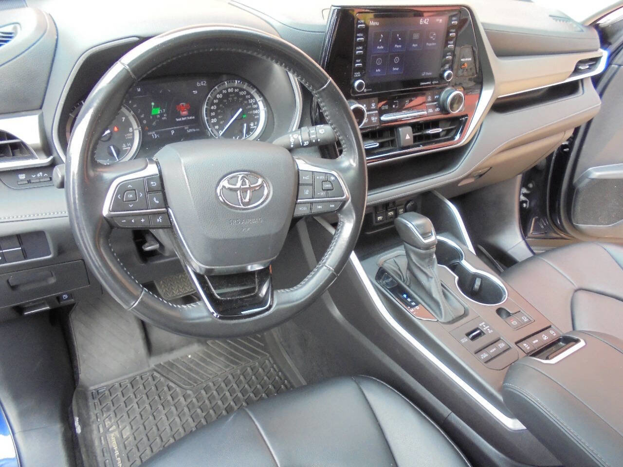 Used 2021 Toyota Highlander XLE AWD/4WD image 7