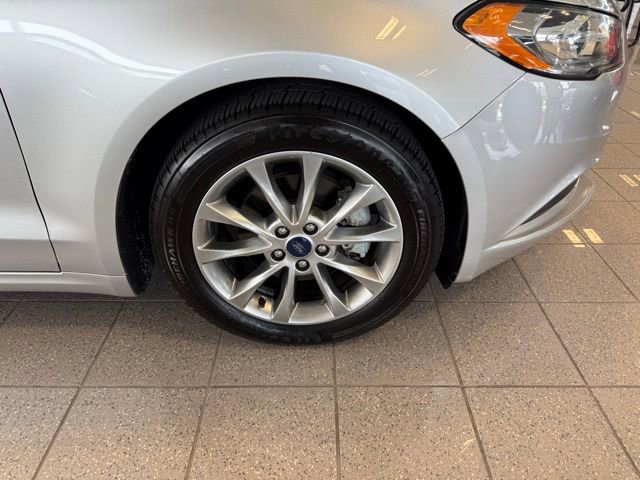 Used 2017 Ford Fusion SE w/ Fusion SE Technology Package image 10