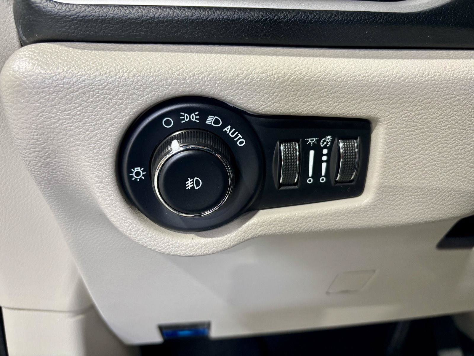 Used 2023 Chrysler Pacifica Touring-L FWD image 27