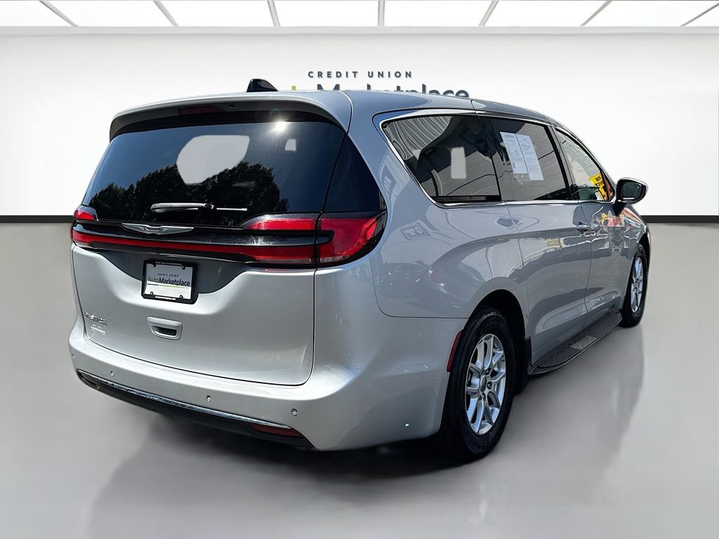 Used 2023 Chrysler Pacifica Touring-L FWD image 6