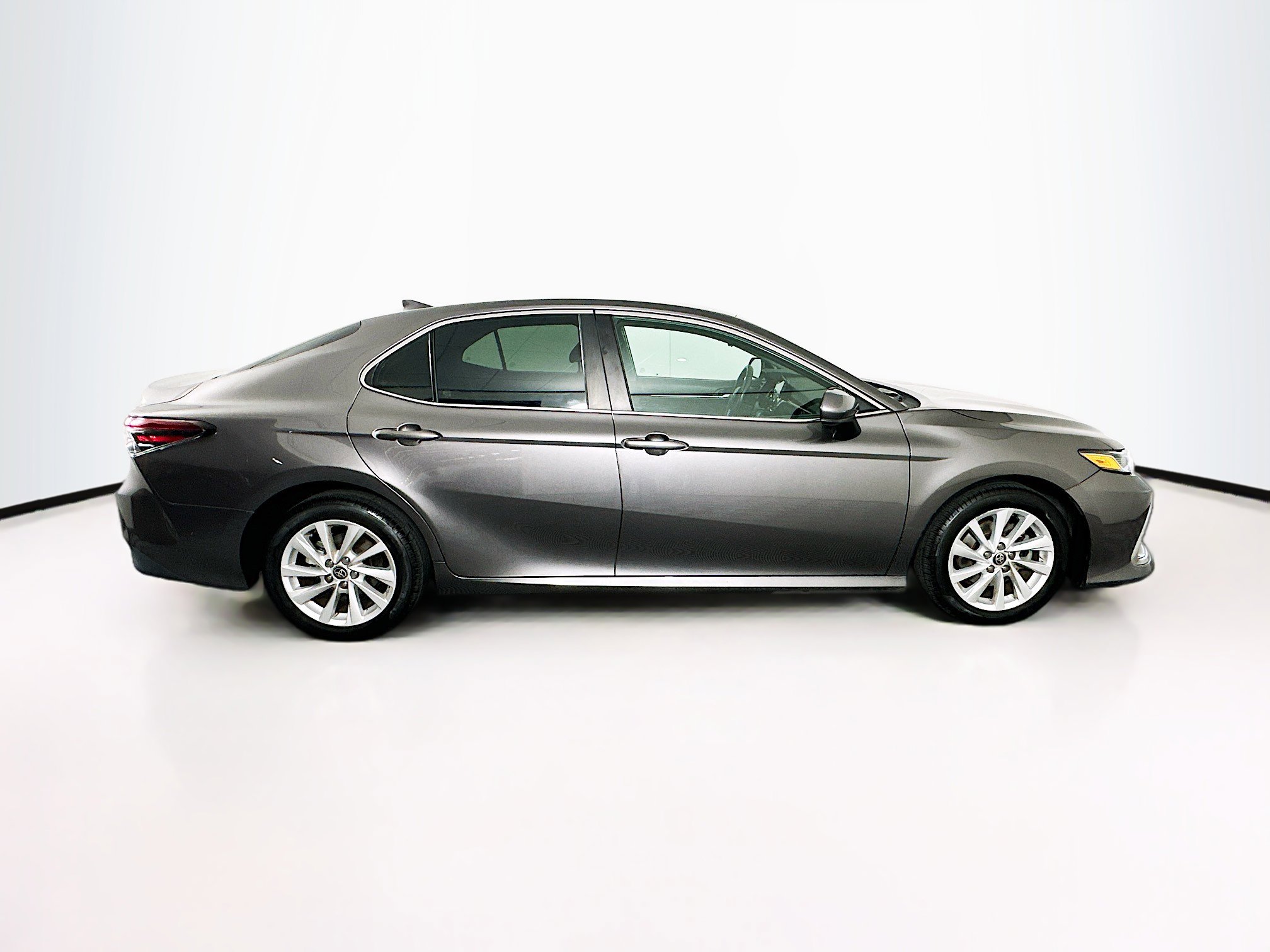 Used 2021 Toyota Camry LE image 10