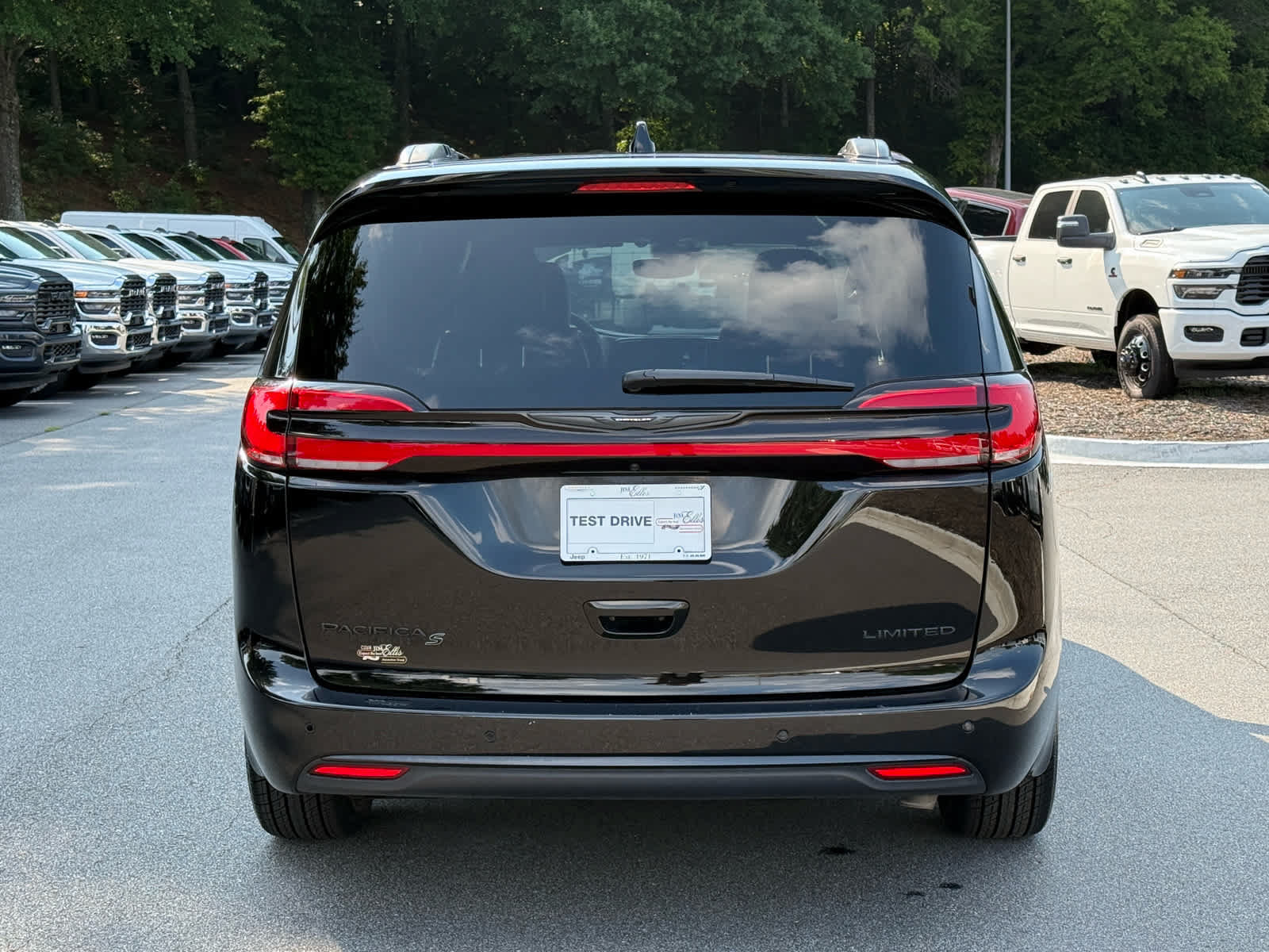 Used 2025 Chrysler Pacifica Limited FWD image 4