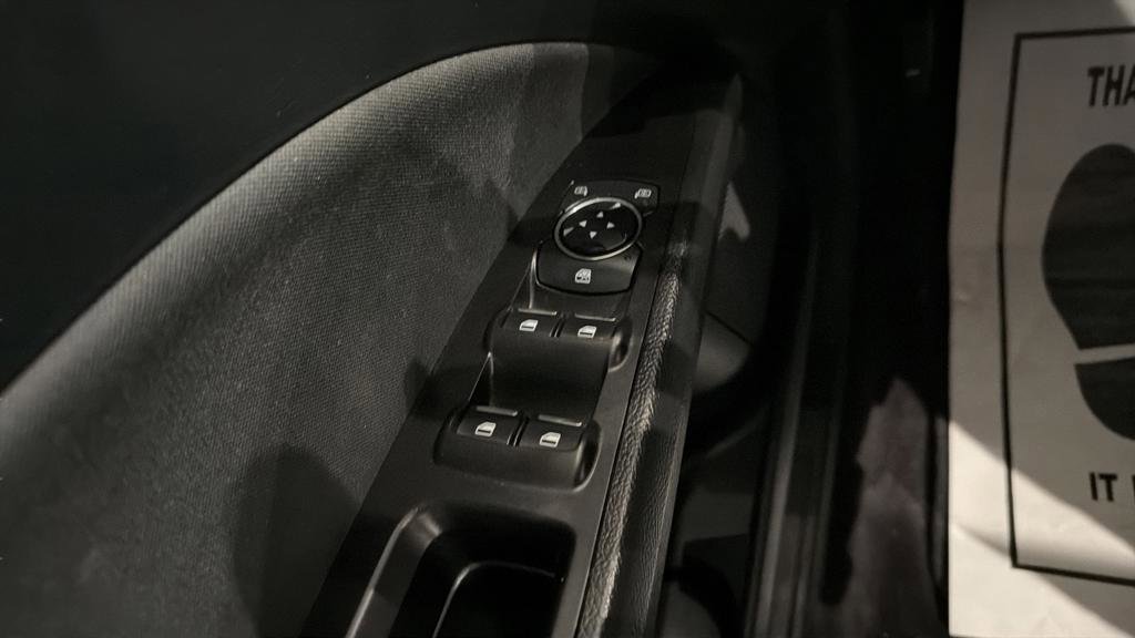 Used 2017 Ford Fusion SE w/ Fusion SE Technology Package image 19