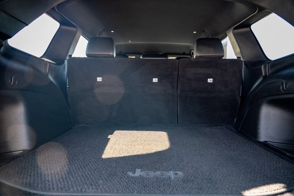 Used 2021 Jeep Grand Cherokee Laredo X image 24