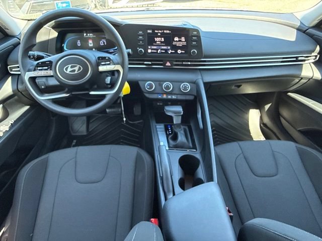Used 2026 Hyundai Elantra SE FWD image 4