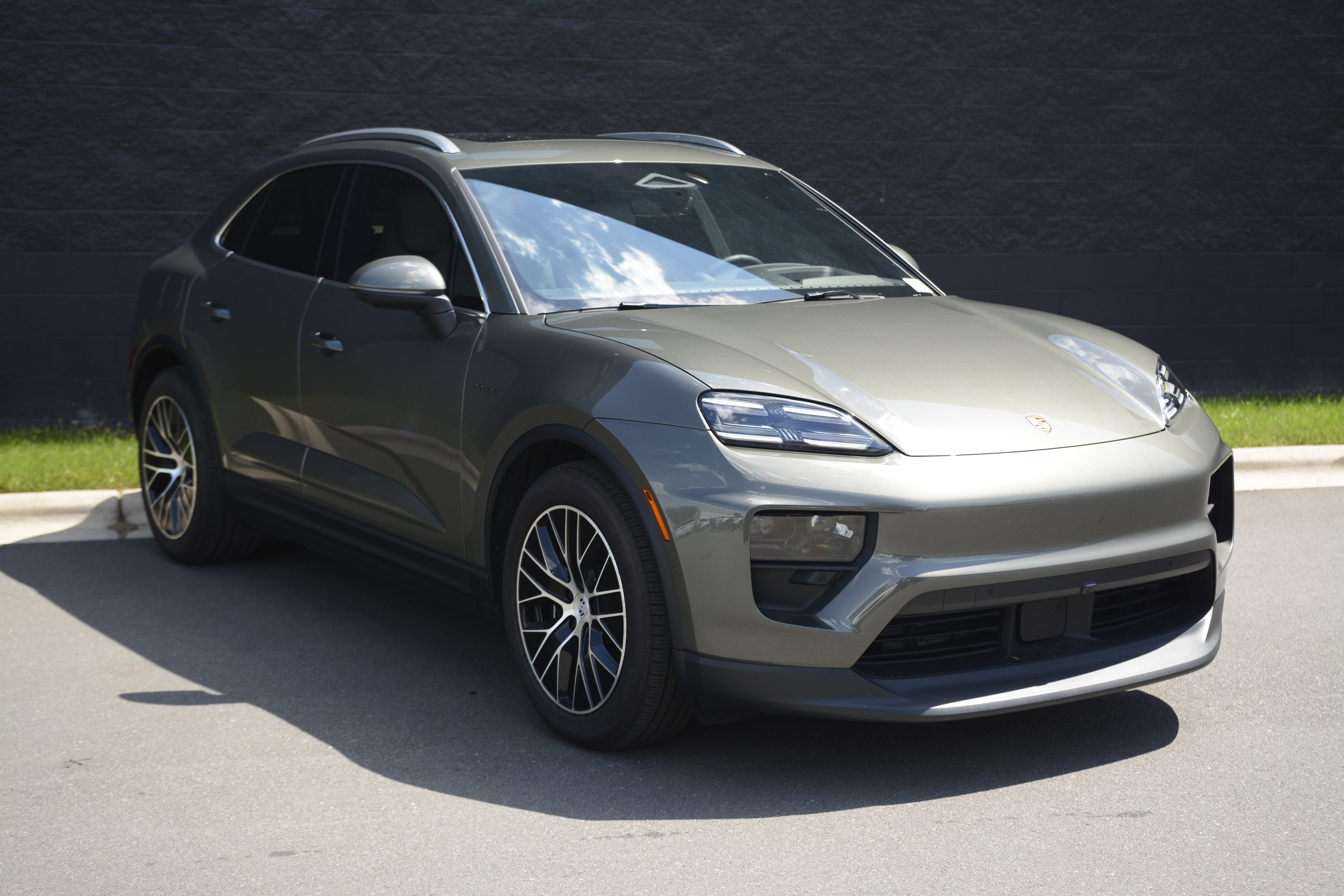 Certified 2025 Porsche Macan 4S Electric AWD/4WD image 9