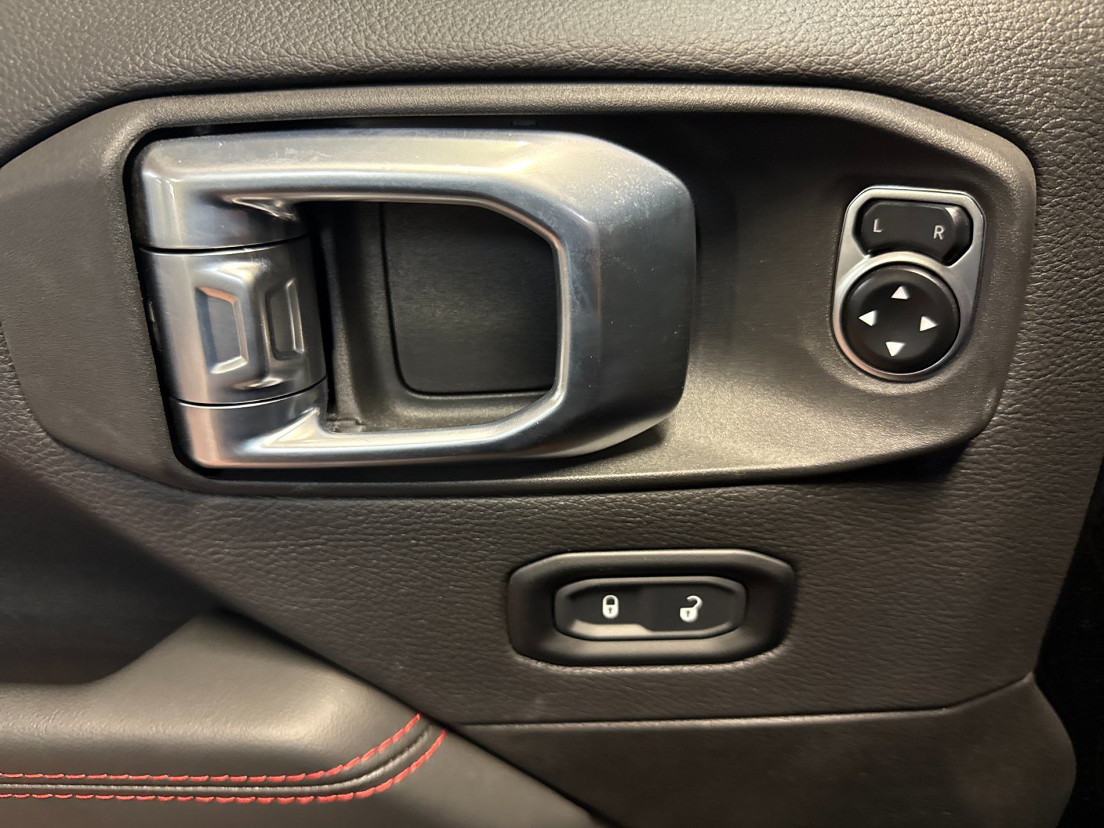 Used 2024 Jeep Wrangler Unlimited Rubicon w/ Convenience Group AWD/4WD image 10