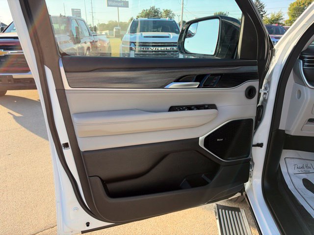 Used 2024 Jeep Wagoneer Series III w/ Premium Group I AWD/4WD image 13