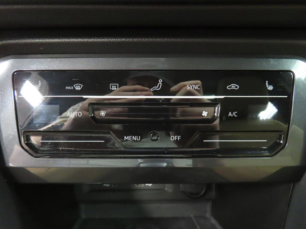 Used 2023 Volkswagen Tiguan SE R-Line image 53