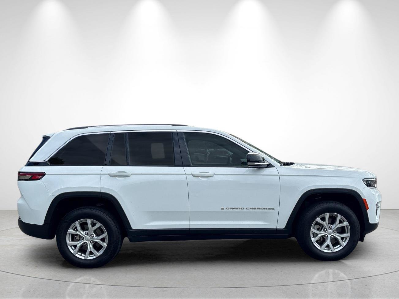 Used 2023 Jeep Grand Cherokee Limited AWD/4WD image 6