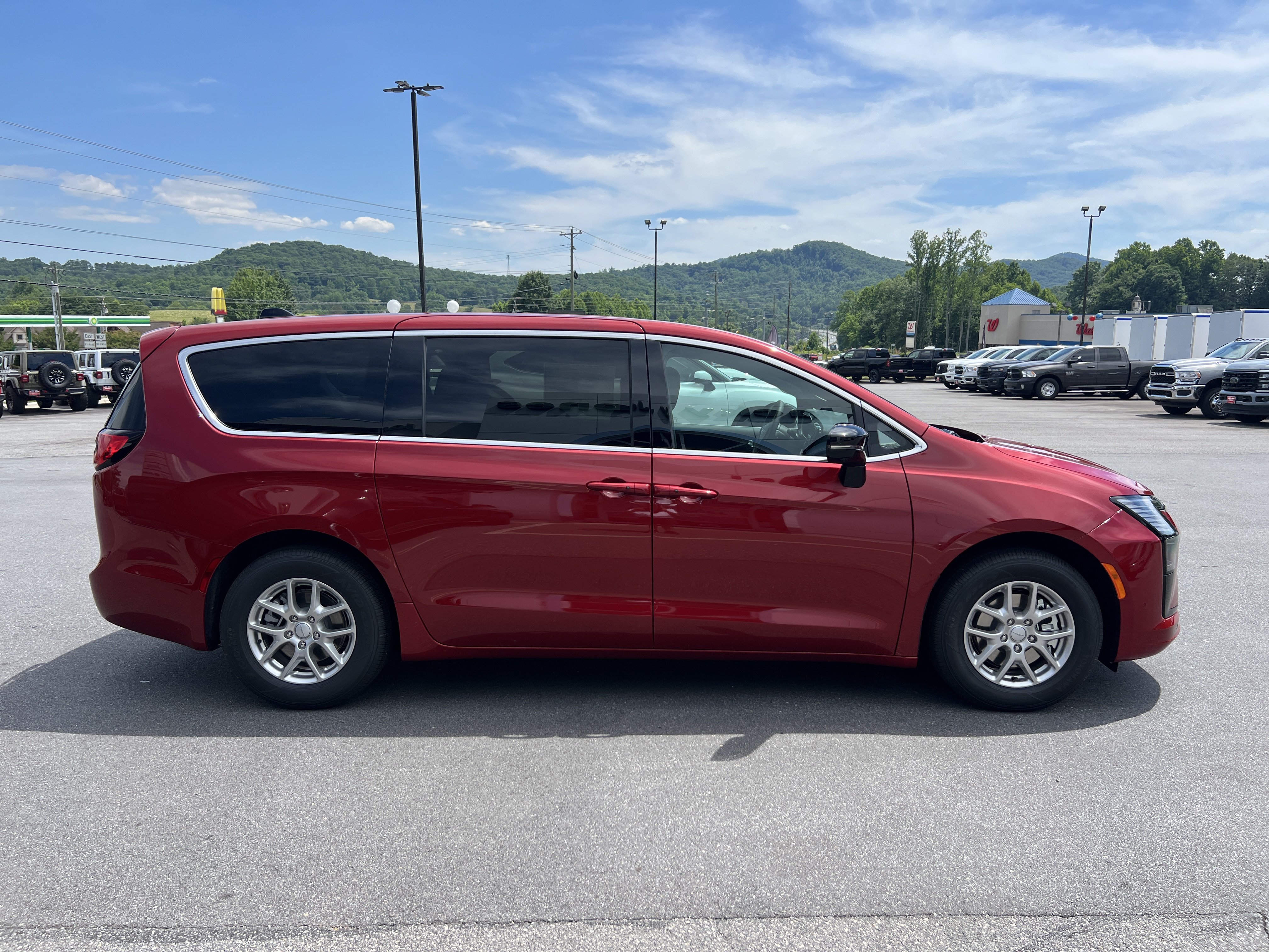 New 2027 Chrysler Pacifica Select FWD image 4