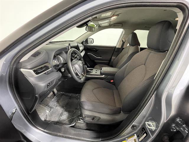 Used 2023 Toyota Highlander LE image 9