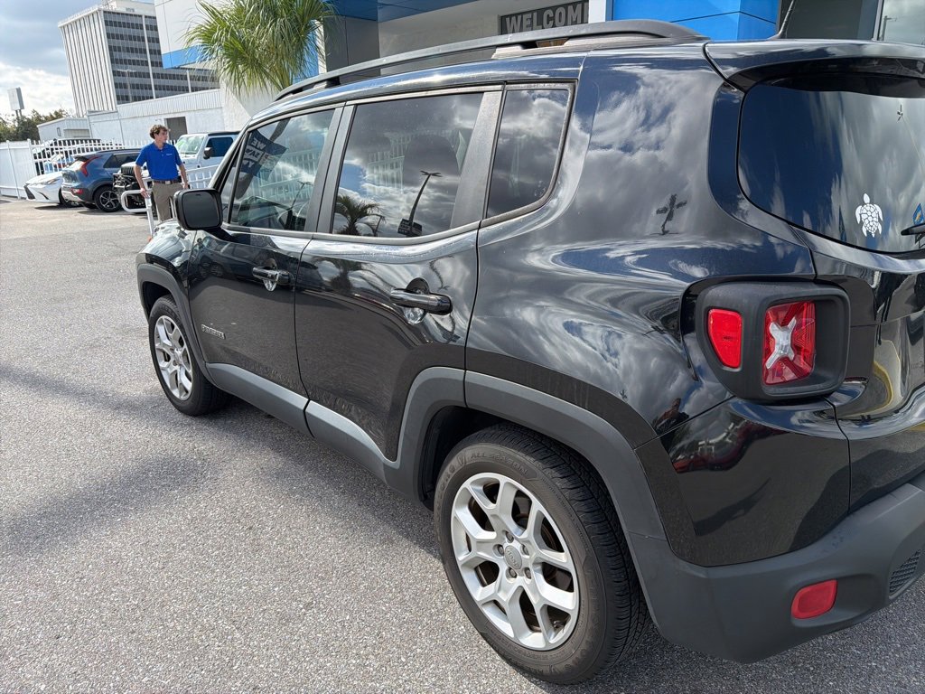 Used 2018 Jeep Renegade Latitude w/ Popular Equipment Group image 4