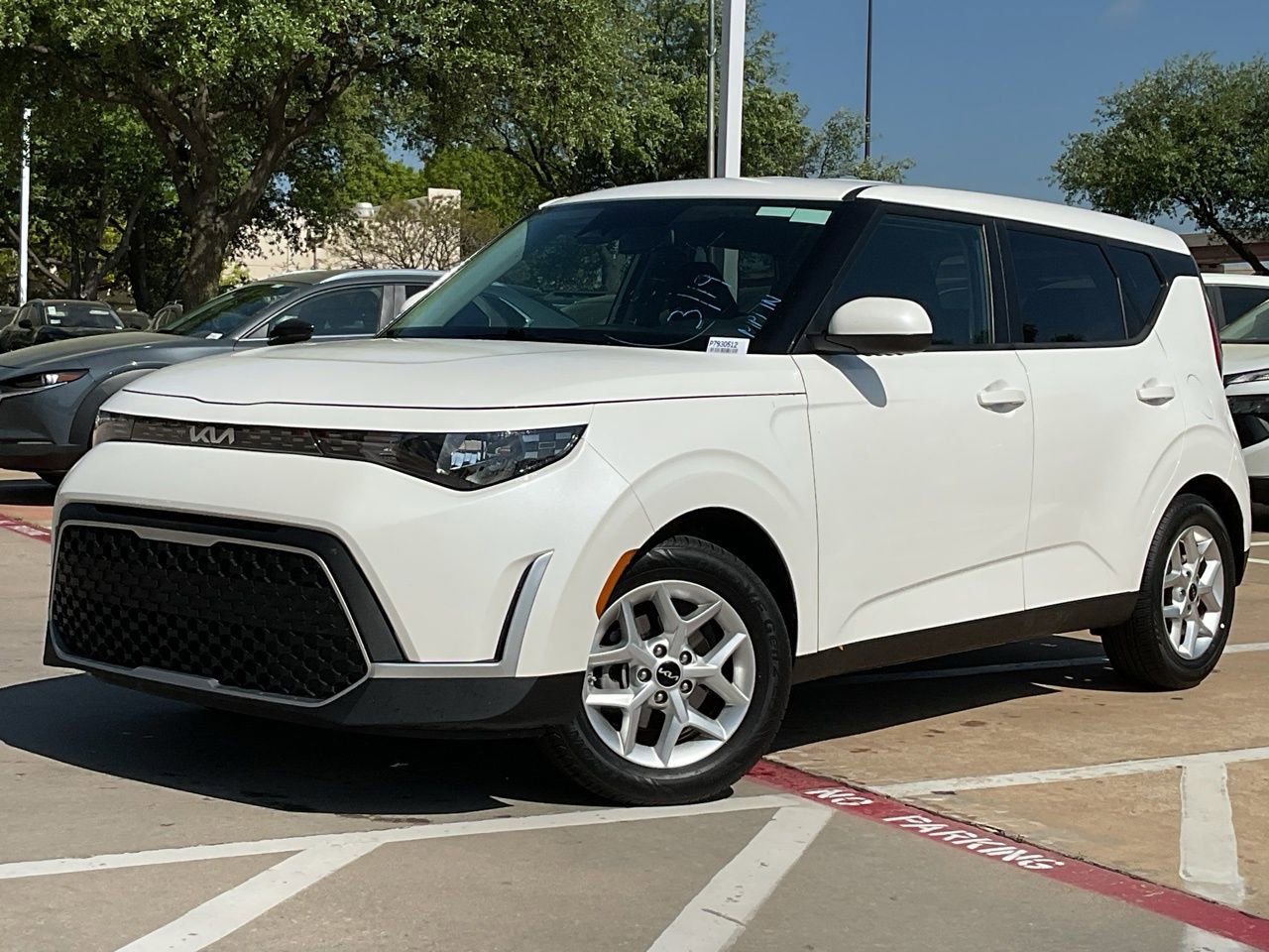 Used 2025 Kia Soul LX w/ LX Technology Package image 2