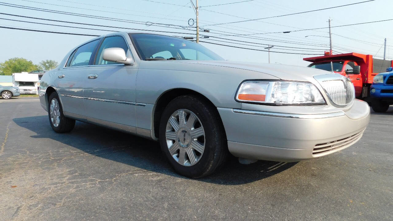 Used 2005 Lincoln Town Car Signature Limited