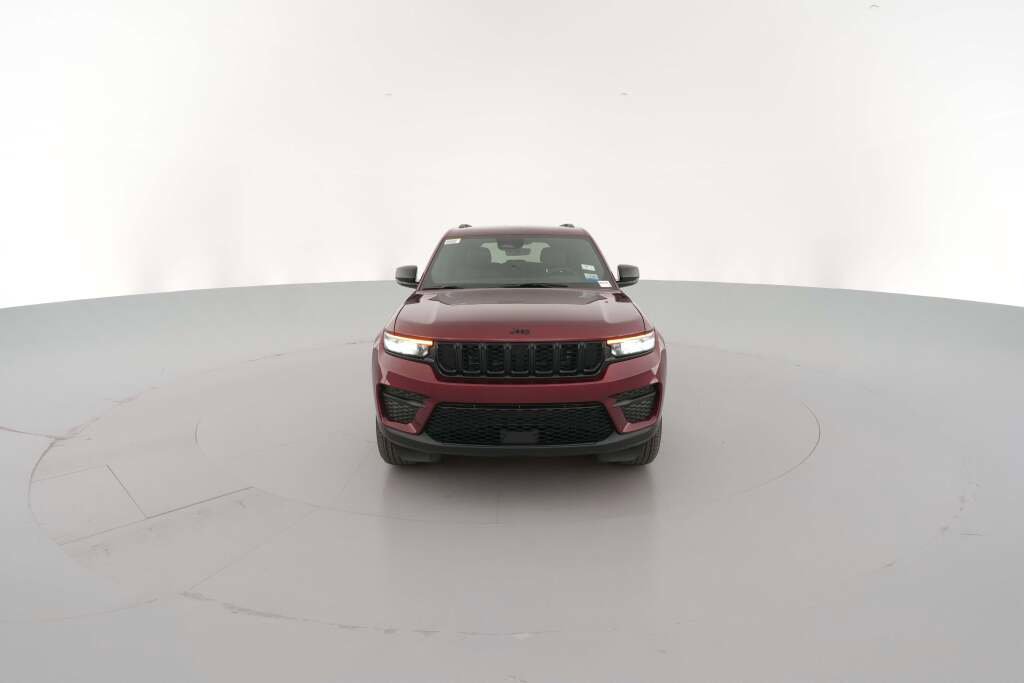 New 2025 Jeep Grand Cherokee Altitude image 2