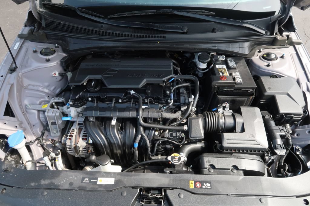 Used 2025 Hyundai Elantra Limited FWD image 12