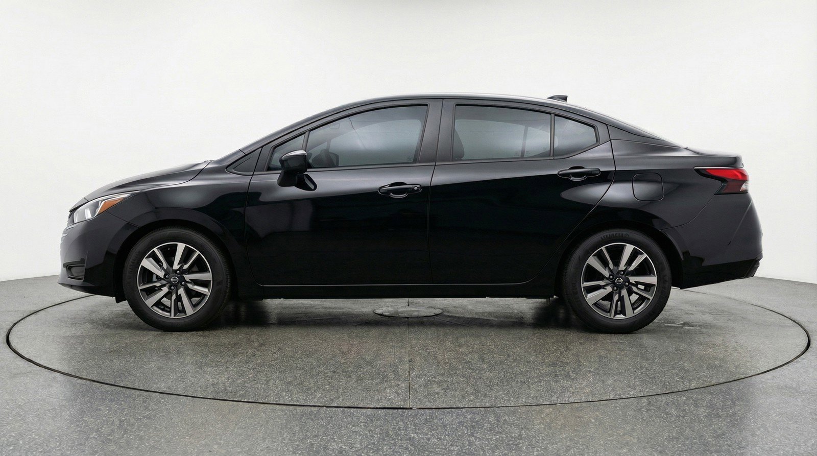 Used 2025 Nissan Versa SV image 5