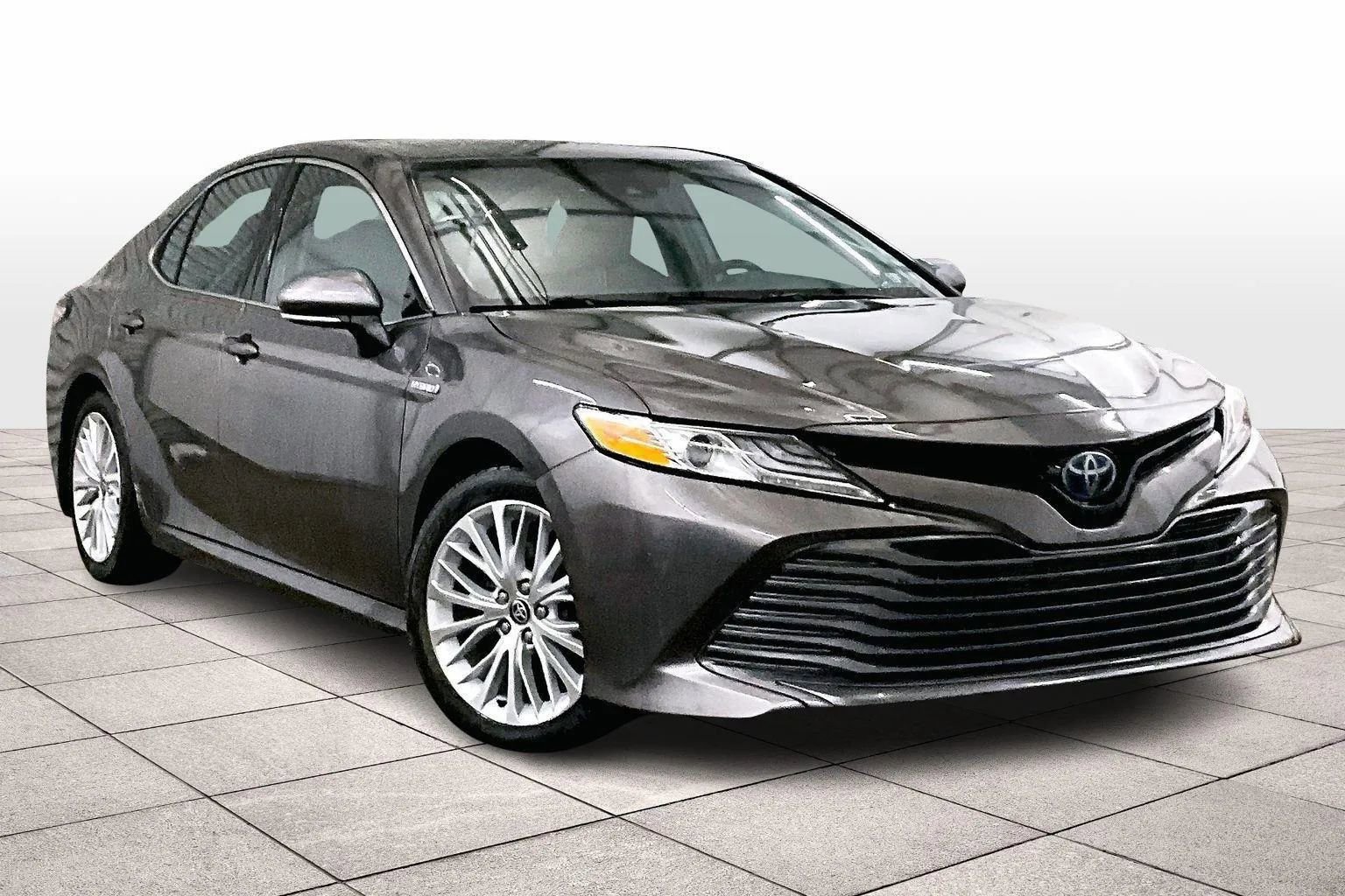 Used 2020 Toyota Camry XLE w/ Sunroof Package image 3