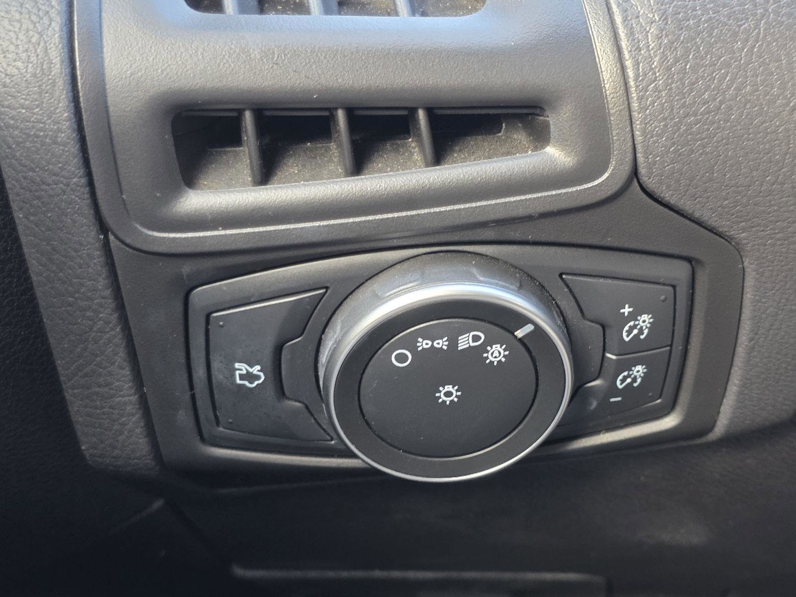 Used 2018 Ford Focus SE w/ Cold Weather Package FWD image 11
