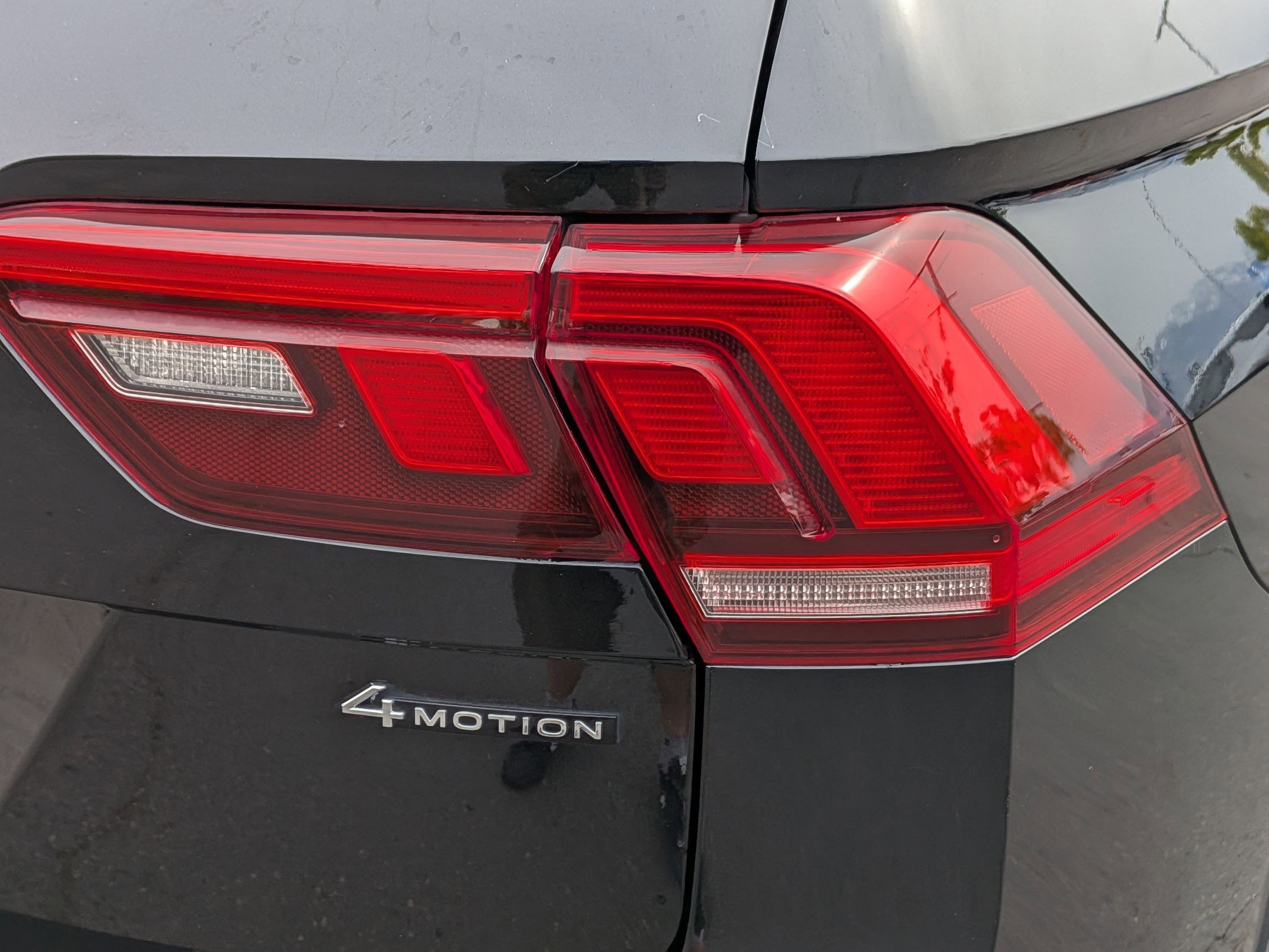 Used 2022 Volkswagen Tiguan SE R-Line image 12