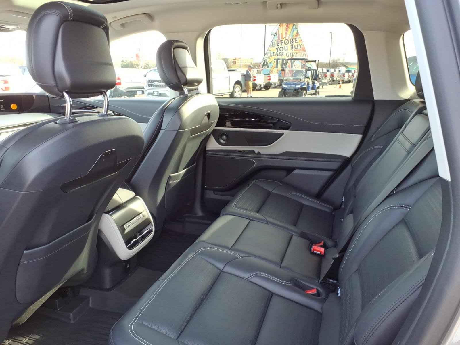 Used 2025 Lincoln Nautilus Reserve image 13