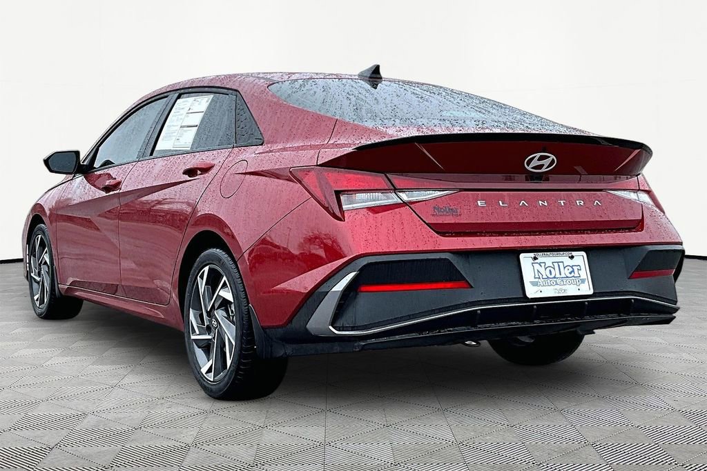 Used 2025 Hyundai Elantra Sport image 13
