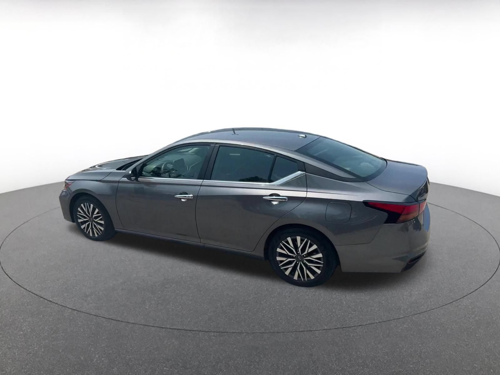 Used 2025 Nissan Altima 2.5 SV FWD image 8