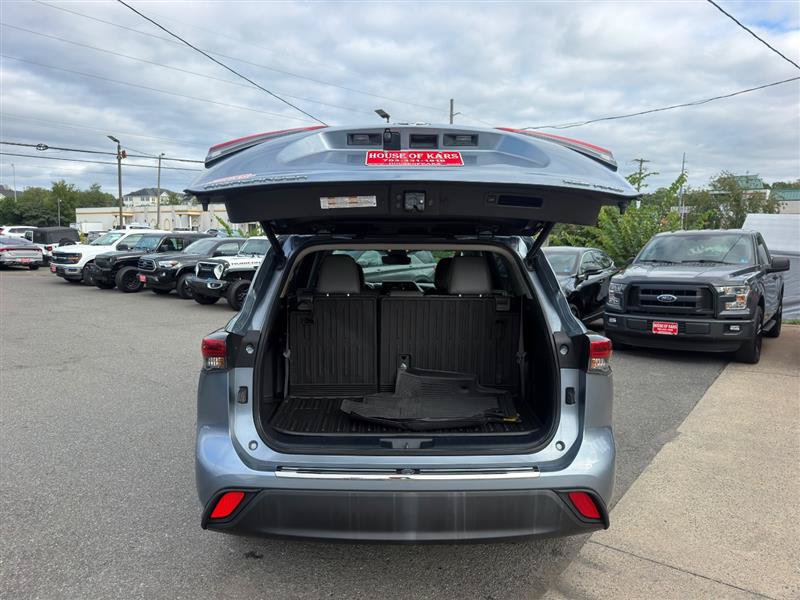 Used 2022 Toyota Highlander XLE AWD/4WD image 4