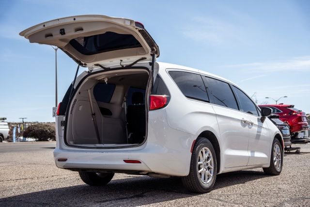 Used 2022 Chrysler Voyager LX FWD image 5