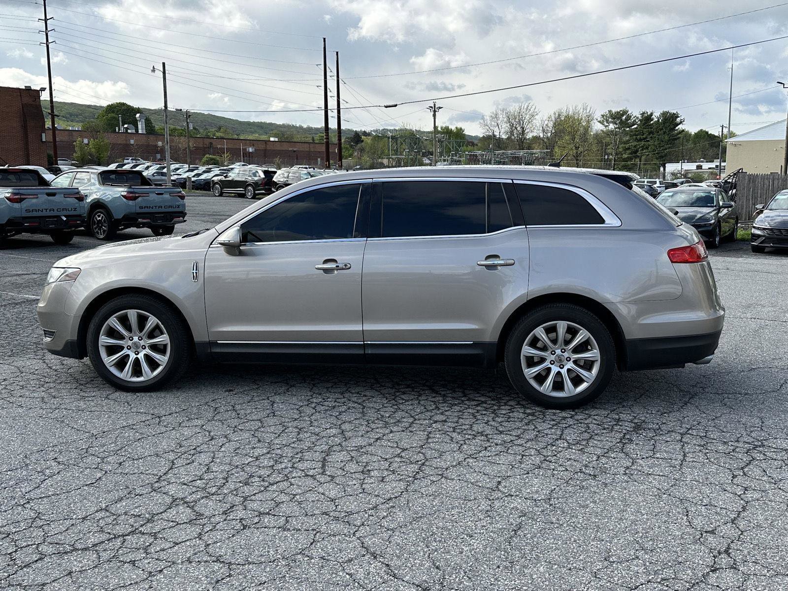 Used 2018 Lincoln MKT AWD image 5