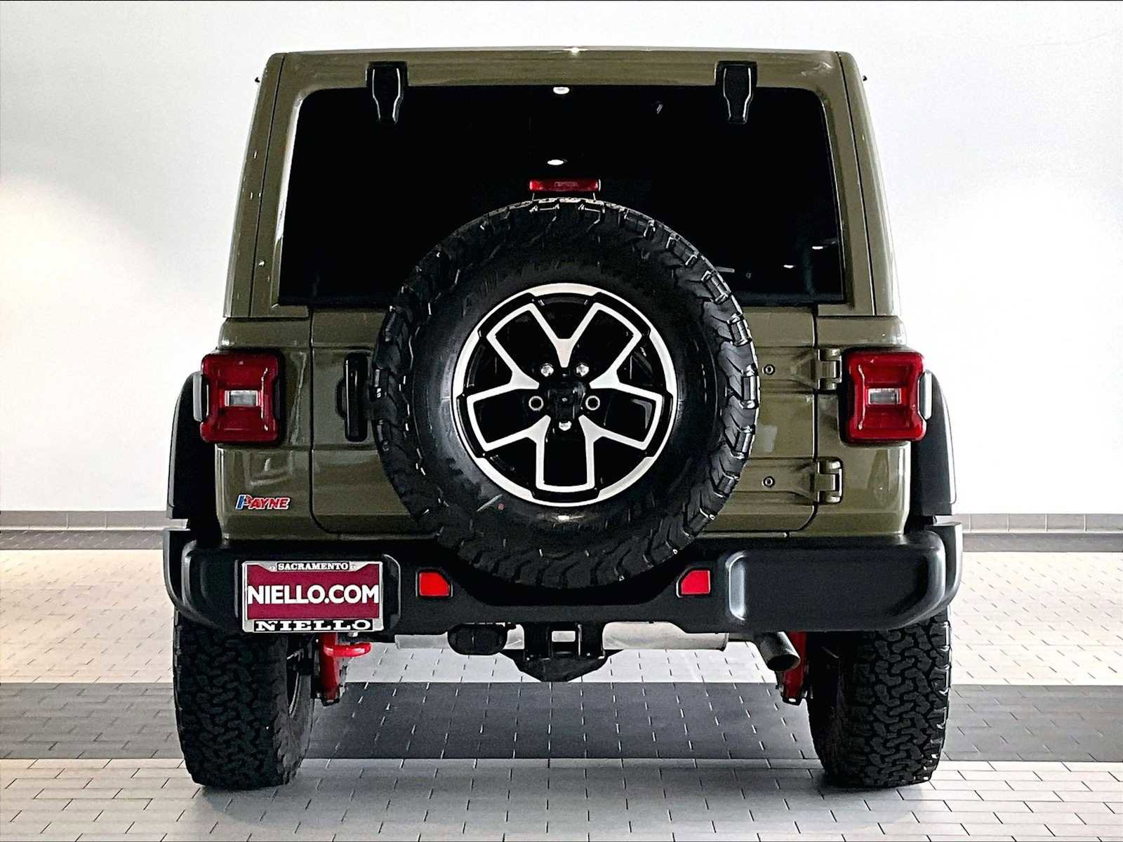 Used 2025 Jeep Wrangler Unlimited Rubicon w/ Convenience Group AWD/4WD image 9