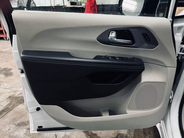 Used 2024 Chrysler Pacifica Touring-L image 11