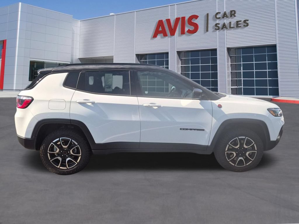 Used 2025 Jeep Compass Trailhawk AWD/4WD image 5