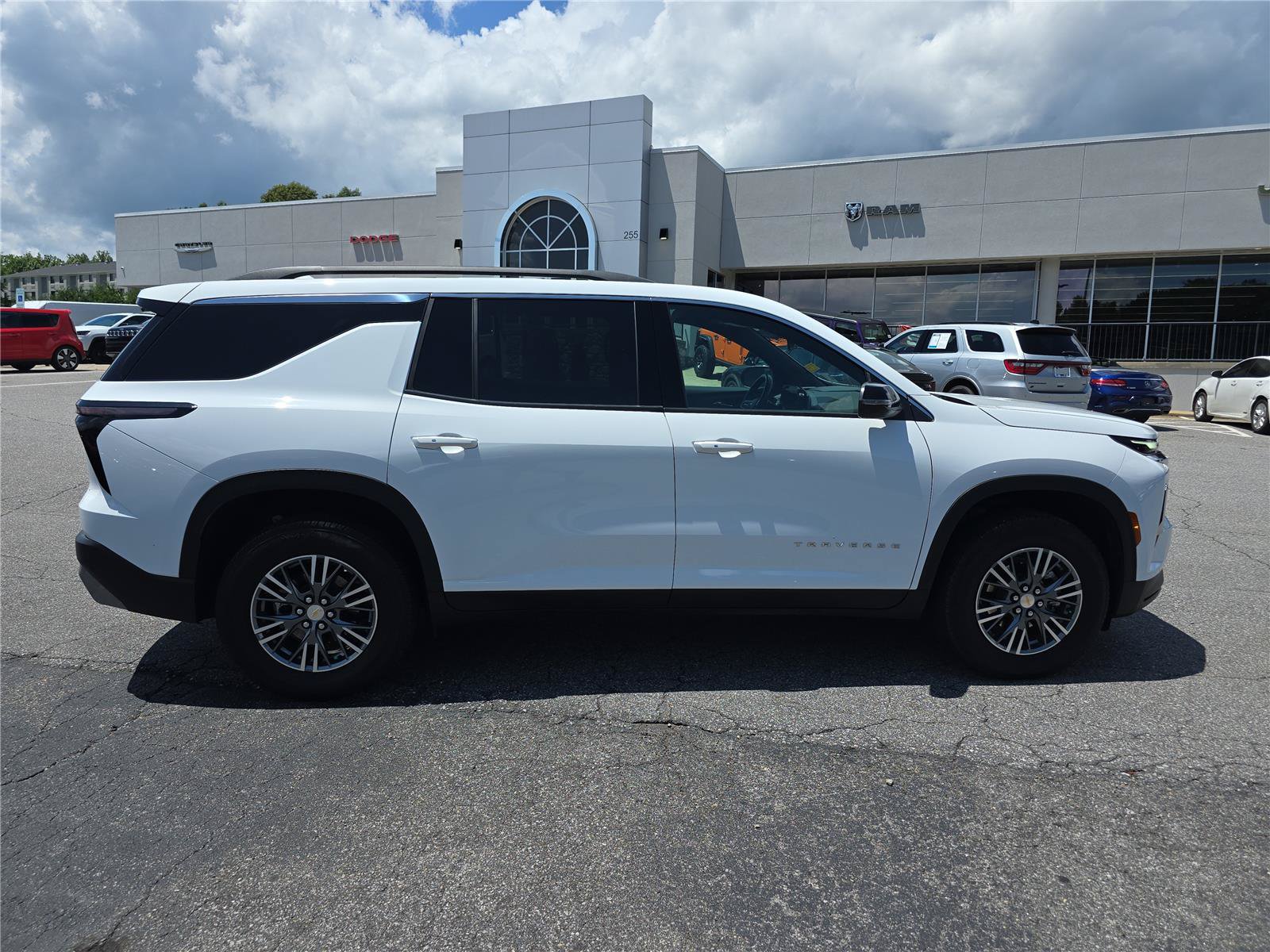 Used 2025 Chevrolet Traverse LT FWD image 2