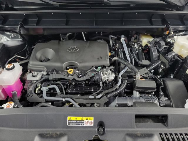 Used 2024 Toyota Highlander LE FWD image 13