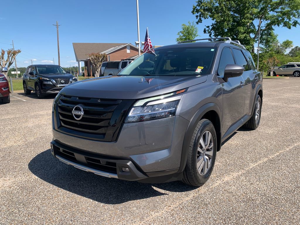 Used 2023 Nissan Pathfinder SL w/ Lighting Package (N92) FWD image 4