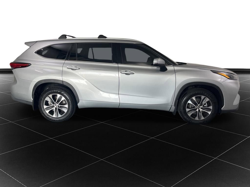 Used 2022 Toyota Highlander XLE AWD/4WD image 6