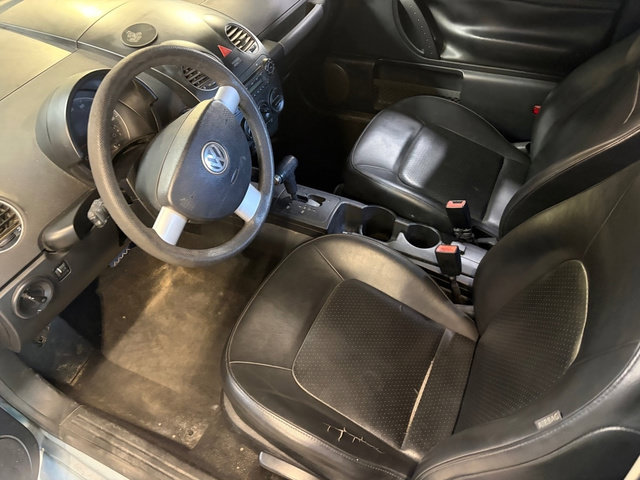 Used 2010 Volkswagen Beetle Coupe FWD image 17