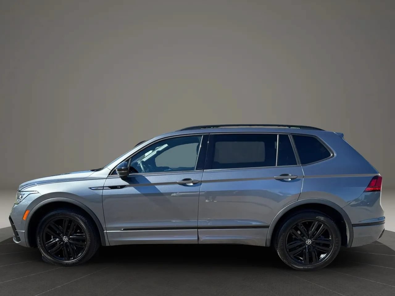 Used 2022 Volkswagen Tiguan SE R-Line AWD/4WD image 11