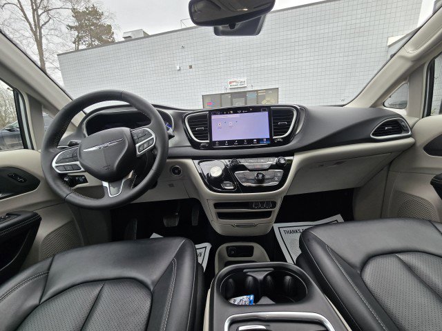 Used 2024 Chrysler Pacifica Touring-L image 15