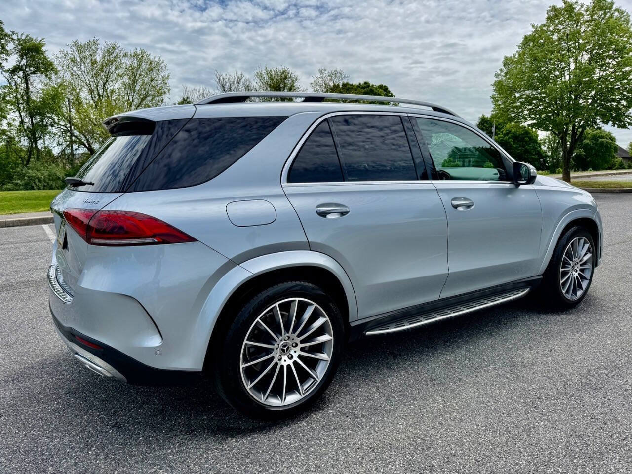 Used 2022 Mercedes-Benz GLE 350 4MATIC w/ AMG Line Exterior image 5